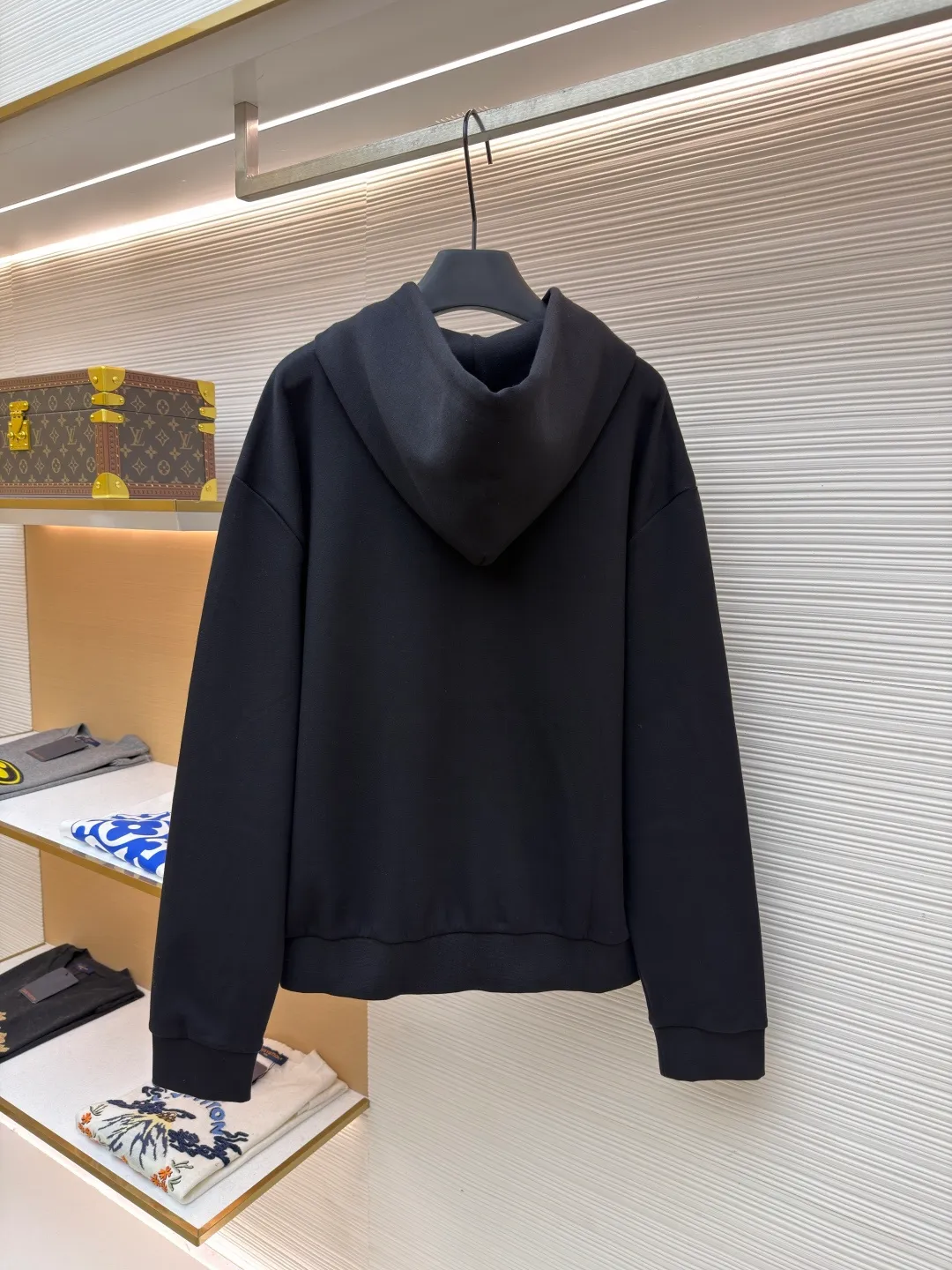 LOUIS VUITTON Pearl Pendant Zipper Jacket ●Original version: Purchased and developed for 10999 ●Item number: 1682253-B60 ●Fabric: wool blended fabric ●Technology: knitted embroidery production ●Color: black ●Version: fitted version ●Weight: about 715 grams ●Size: S-M-L-XL ●Description: This Louis Vuitton black hooded zipper sweatshirt is made of high-weight pure cotton waffle fabric. The fabric has been combed and singed, with a uniform and fine surface texture. It is also treated with anti-pilling and pre-shrunk, making it soft to the touch and not easily deformed after long-term wear. The brand logo on the left side of the body adopts the same color dark pattern embossing process and is hot-pressed through a temperature-controlled mold. The pattern is low-key and has a strong three-dimensional effect. The drawstring is embellished with custom-made pearl decorations, which are fixed by hand-beading. The surface of the pearls is polished to have a good luster and will not fall off easily. The metal zipper is made of gold-plated brass and has been treated with antioxidant treatment. The chain head is engraved with the brand's classic logo, making it smooth and wear-resistant. The ribs on the cuffs and hem are made of spandex blended material, which has excellent resilience and is not easy to loosen. The overall design is cut with loose shoulders, combined with double-needle hemming and seamless splicing technology. The stitching is fine and flat, which not only ensures comfort, but also shows the exquisite craftsmanship and brand texture of high-end garments. The overall wiring is straight and delicate, the fabric is comfortable and soft, and the color is consistent without color difference. It can be matched with the same style to create a fashionable look and control various occasions. Customized accessories, complete with three standards, same style for men and women!